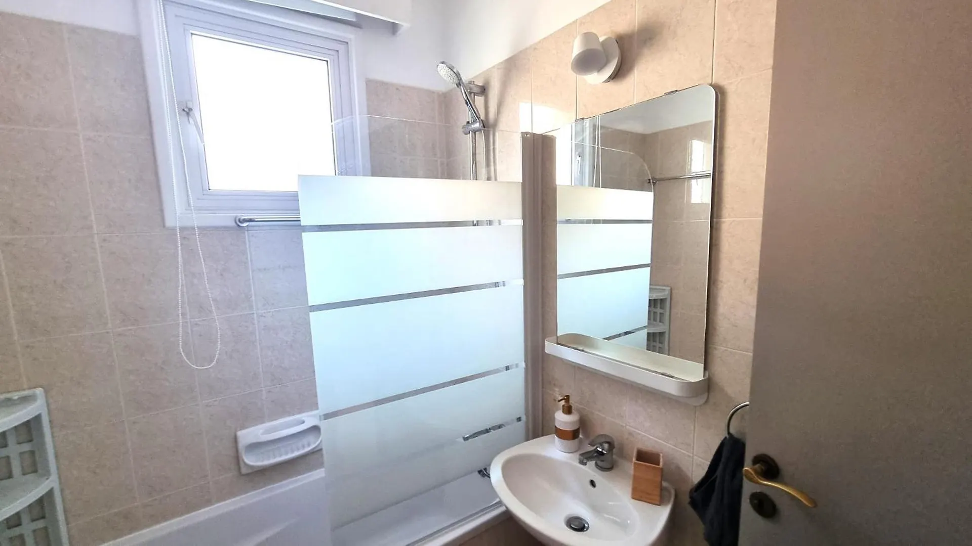 2 Beachside Apts, 5Min Walk To Shore With Internet Λάρνακα